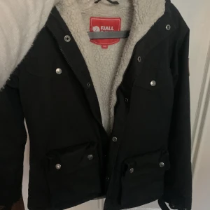 Fjällrävenjacka  - Mycket fint skick  Unisex så rymlig i storlek, passar xxs- en liten small beroende på passform  Kom gärna med prisförslag 