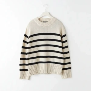  stickad tröja - Säljer min stickade tröja från Ginatricot!! Har ingen användning av den längre. Den är använd men i gott skick! 💕💕storlek XS men passar oxå S ! Nypris 359 kr