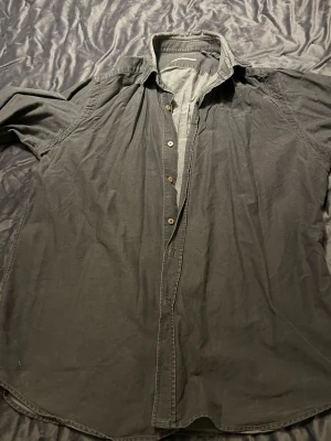 Grå skjorta - Grå skjorta