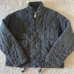 Zara jacka - Jacka från zara, nästan helt oanvänd. Slutsåld på hemsidan 