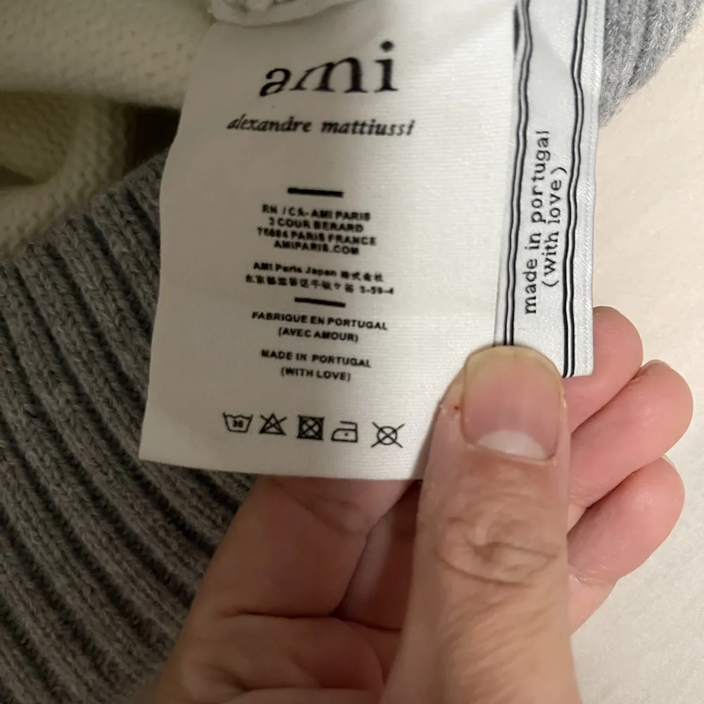 Denna klassiska turtleneck-tröja från Ami Paris är gjord av mjuk och varm Merino-fårull. Utskuren i en avslappnad siluett, designen är färdig med märkets signatur Ami de Cœur-motiv.. Hoodies.