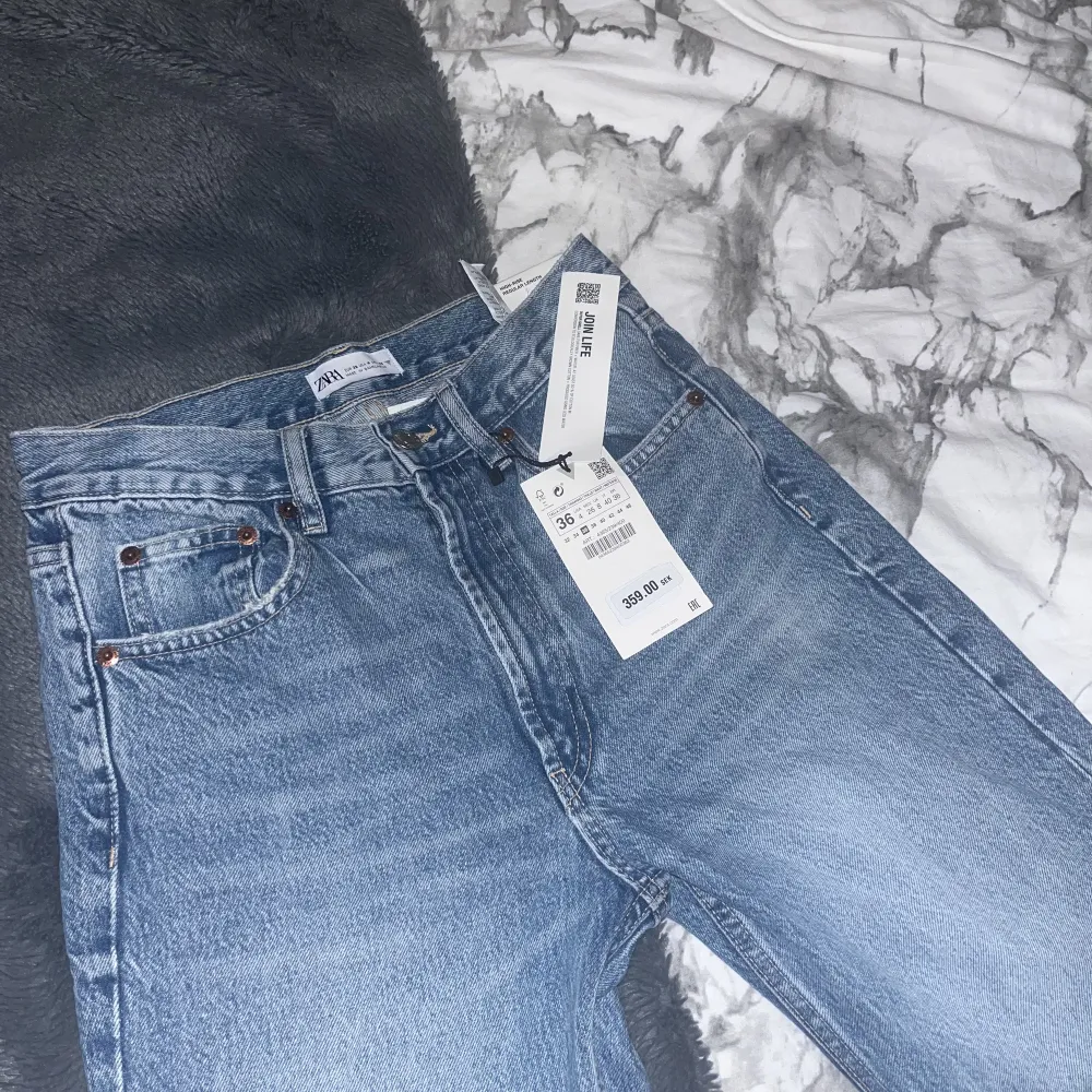 Helt oanvända jeans från zara! Jättefina, men inte min stil. De är normala i storleken (36). Jeans & Byxor.