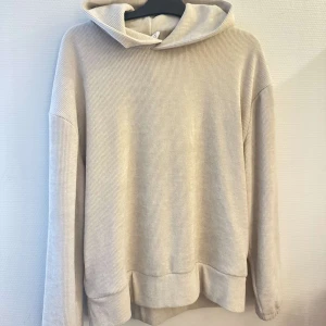 Hoodie  - Riktigt snygg och bekväm hoodie, den har bara testats så skicket är som nyskick🙌🏻