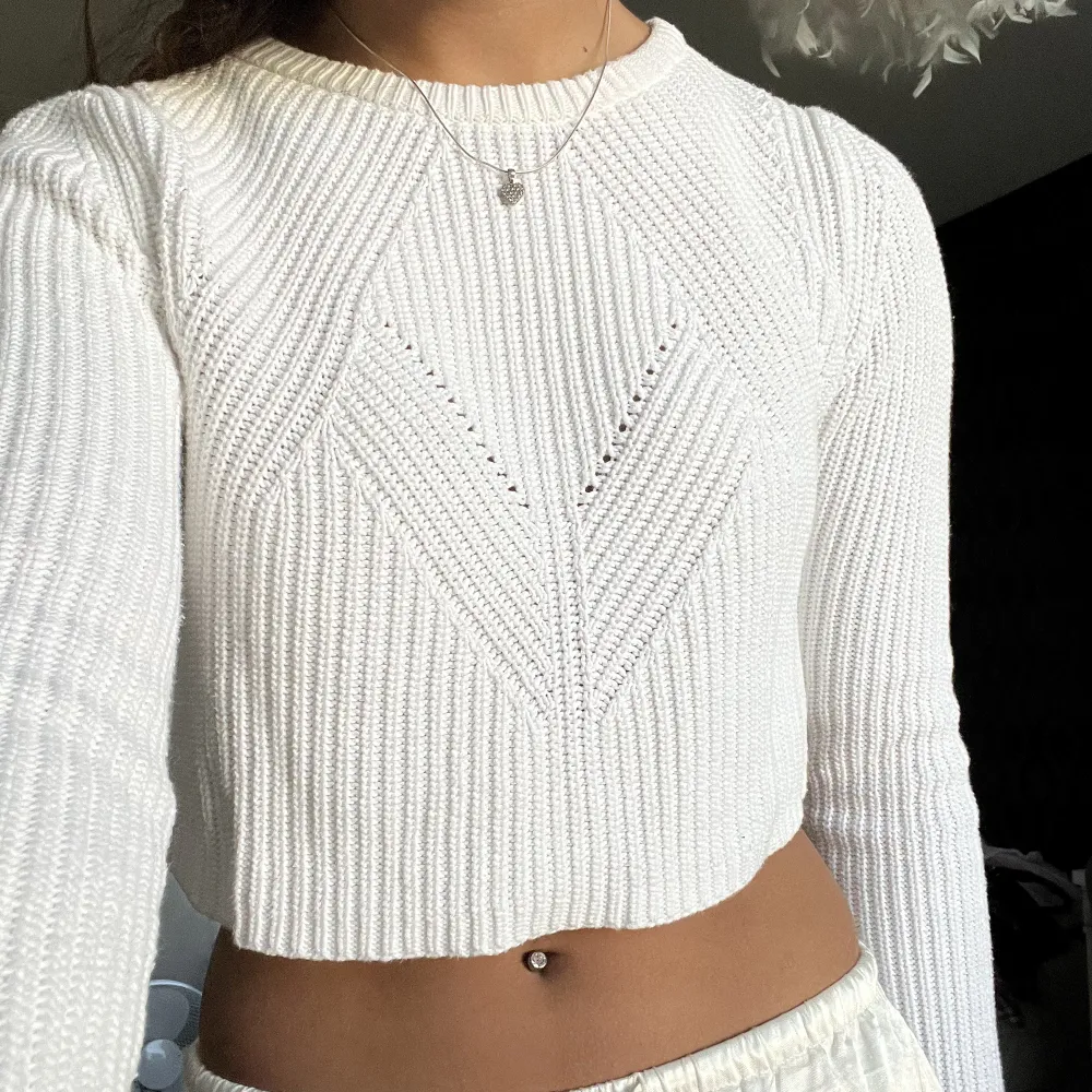 En stickad croppad tröja i strl M ifrån ”Zara knit”. Personligen skulle jag dock säga att denna tröja passar en strl S bättre då den är liten i storleken 🤍(Ps den är väldigt kort) Säljer då den ej används.. Toppar.