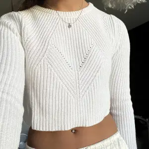 En stickad croppad tröja i strl M ifrån ”Zara knit”. Personligen skulle jag dock säga att denna tröja passar en strl S bättre då den är liten i storleken 🤍(Ps den är väldigt kort) Säljer då den ej används.