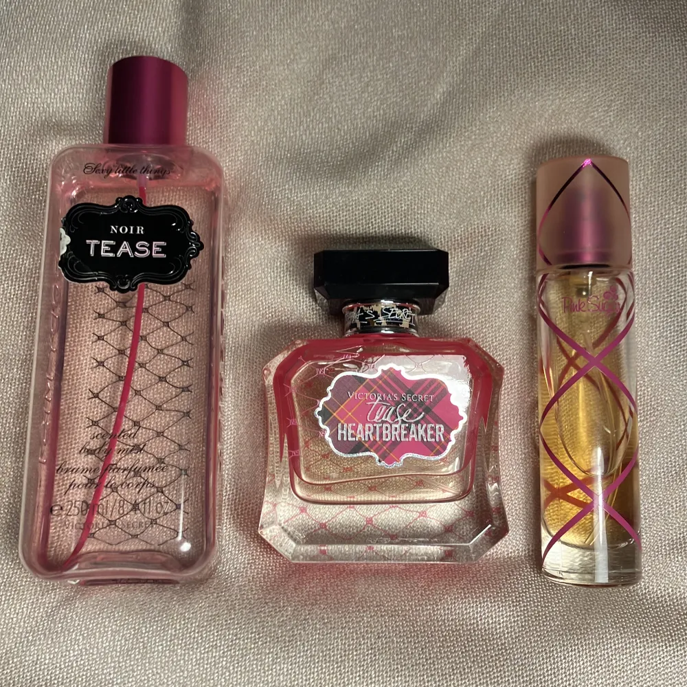 Body mist från Victoria Secret (250ml men halva kvar), 40 kr. VS Tease parfymen (50ml) - 60 kr. Pink Sugar (30 ml mer än halva kvar) 30 kr. Allt för 120 kr.. Övrigt.