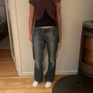 Jeans  - Jätte snygga utsvängda jeans. Jag är 172, hör av er om ni har frågor! Använd gärna köp nu knappen för snabbare affär!❤️