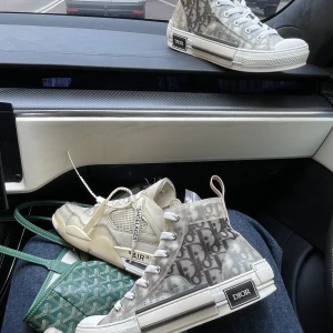 Dior converse strl 38 - Dior skor beställda från hemsida, finns kvitto och box. Lite slitna då jag haft de i 2 år & använt en del. Men skit snygga ändp!! Kan absolut mötas upp så att man kan testa skorna! Storlek 38! Säljer pga att jag har för mkt skor. Nypris 10000