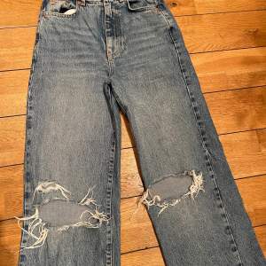 Jeans från Gina Tricot, rak passform och i fint skick! Hål på knäna
