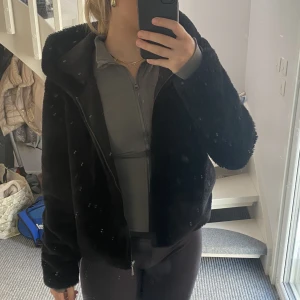 Pälsjacka - Jätte mysig pälsjacka med luva🖤 jackan är i m men skulle mer säga att den passar en s