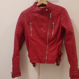 Skinnjacka Strl. 38 - En röd skinnjacka i Strl. 38 från Voyelles 