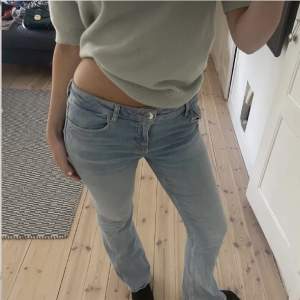 Säljer dessa as snygga Low Rise bootcut jeansen som knappt är använda