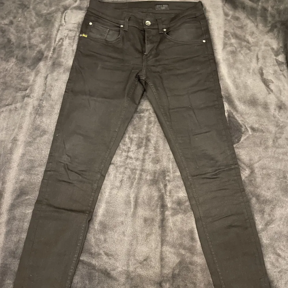 Svarta tiger jeans modell Slim i mycket bra skick.. Jeans & Byxor.