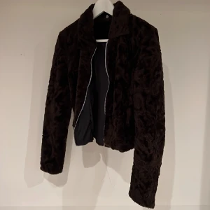 Brun fuskpäls kort modell - Vill ju inte ha konkurrens från något som är nästan lika mjuk och len som jag. Därför måste denna korta och chica Jack bort. Den är ju ändå bara gjord i 50% viscose / 50% polyester. 😼 Köpt i England, storlek 12 men typ en S. 😻