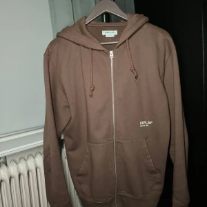 Replay zip hoodie  - Liten i storleken för att vara medium, fräsch och bra kvalitet. Nypris 1200kr hängt i garderoben länge så vill bli av med den 