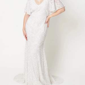 Jag söker denna klänning ifrån BEAUUT, Bridal embellished seqins maxi dress i storlek 38 eller 40. Pris beroende på kvalitet, går absolut att diskutera 