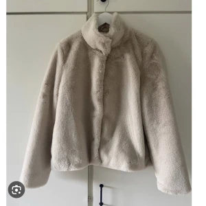 Teddyjacka - Mysig jacka passar perfekt till höst/vinter, i fint skick☺️ (lånade bilder)