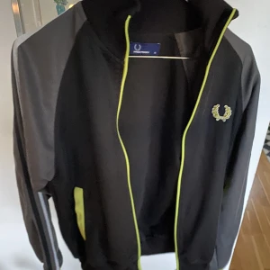 Fred Perry zip tröja  - Fred Perry zip tröja i bra skick dock för liten för mig.