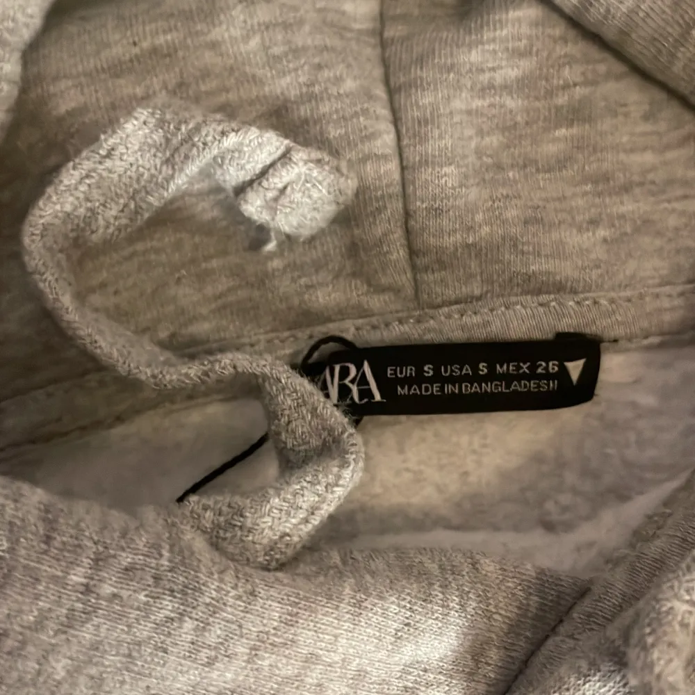 säljer en grå zara hoodie eftersom jag inte använder den och har använt den 2 gånger . Hoodies.