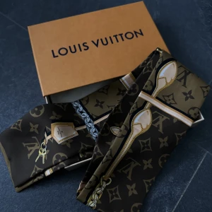 Louis vuitton scarf - Louis vuitton scarf Nytt skick Ord pris 2550kr Mitt pris 1900kr Oanvänd.