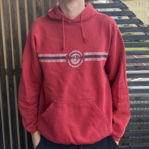 Hard Rock Café hoodie - Röd Hard Rock Café hoodie köpt i Lissabon. Storlek M. 129kr. 