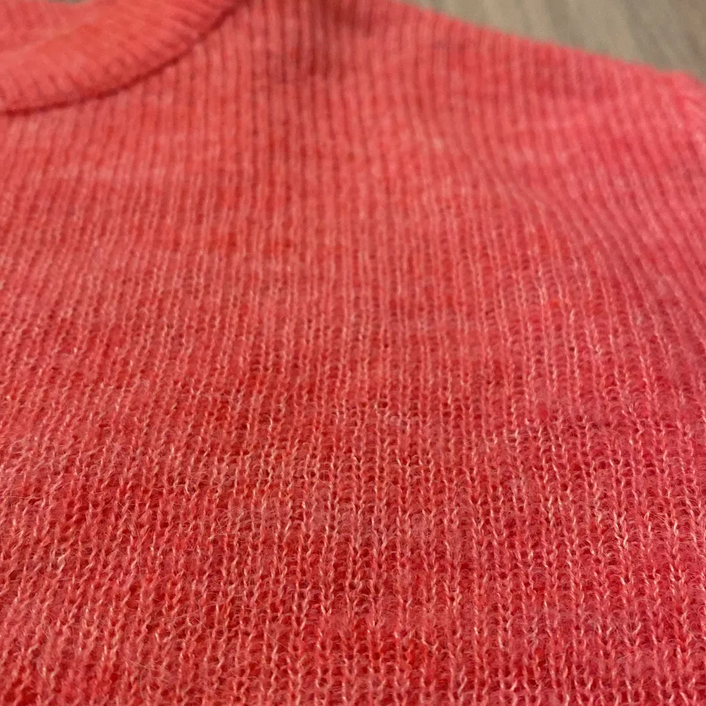 En jätte gullig rosa stickad tröja från mango. Storleken är i S och tröjan är i mycket gott skick. Knappt använd. Tröjan är köpt för 350 och säljer för 190kr. Tröjor & Koftor.