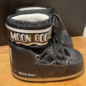 Moonboots  - Moonboots i storlek 36/38. Har lite slitage men inget som märks, skriv för fler bilder💗
