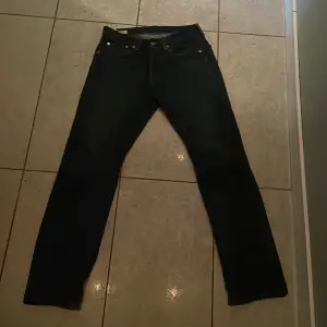 Säljer mina Levis jeans i färgen mörkblå. Använd fåtal gånger i bra skick.  Storlek W29 L32 Nypris 1049kr Mitt pris 350kr