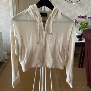 Benvit kofta från Juicy Couture - Benvit kofta från Juicy Couture Storlek S/36 Oanvänd 