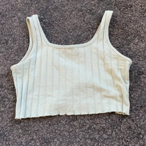 En grön magtröja från Shien  - Säljer denna för att den inte kommit till användning men är i super bra skick,som ja brukar säga hör av er för frågor😅💗