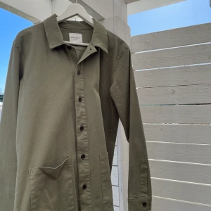 Overshirt från Les Deux - Säljer min fräscha vårjacka som jag tyvärr växt ur som det inte är något fel på alls, den har otroligt snygg färg och passar grymt nu till det bra vårvädret! Säljer till ett bra pris för jag vill få den såld, Hör av er om ni har några funderingar!!