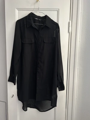 Transparent skjorta - Svart transparent skjorta, utmärkt till både vardag och fest 🪩