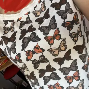 En fjärils tröja som jag har köpte på en secondhandbutik. BARA SWISH