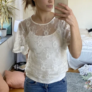 Spetsblus - Såå fin blus/topp som är perfekt till sommaren! Linnet och spetsen sitter liksom ihop, passar xs💕