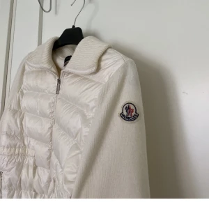 Moncler Cardigan - Säljer nu min älskade moncler cardigan då den inte kommer till användning. Jag är även intresserad av byten🥰 Självklart äkta❤️