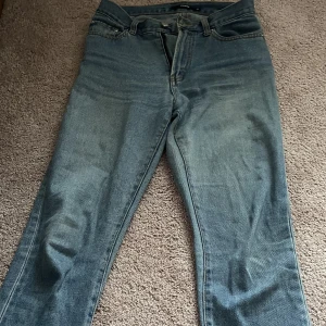 Jeans - Säljer dessa jätte fina jeans från bikbok, får en bara bli en bild på jeansen då jag inte får på mig de längre. Jeansen är i st XS, de är inte helt högmidjade men inte riktigt lågmidjade heller❣️