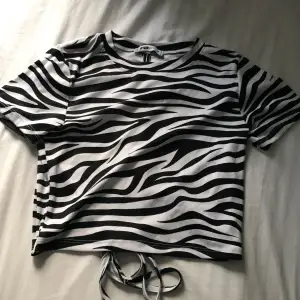 Hej. Säljer min fina zebra tröja med öppning och knytning där bak då den aldrig används längre. Skriv för frågor eller intresse! 🖤🤍