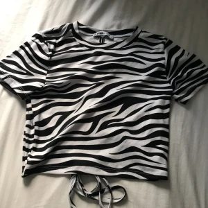 Jätte fin zebra tröja - Hej. Säljer min fina zebra tröja med öppning och knytning där bak då den aldrig används längre. Skriv för frågor eller intresse! 🖤🤍