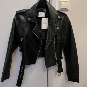 Skinnjacka från bershka - Skinnjacka från bershka, aldrig använd prislapp kvar.  Storlek s men passar även en xs. Endast seriösa köpare, byter inte. Priset kan diskuteras vid en snabb affär