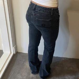 Säljer as snygga lågmidjade jeans från seven som tyvärr inte passade mig! Midjemått 77cm och innerbenslängden 83cm. !Bilderna är lånade från den förra säljaren!