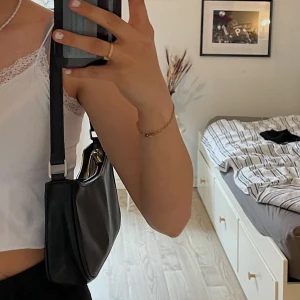 Svart väska från Monki - Axelremsväska från monki i mycket fint skick!🖤