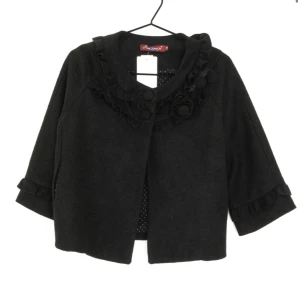 Trekvartsärmad kappa - Säljer denna otroligt snygga trekvartsärmade kappa som passar jätte bra till våren. Köpt från märket Uttam boutique och är i storlek M. 