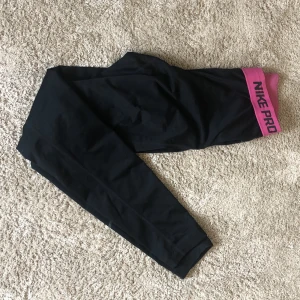 Träningstights - Snygga och sköna träningstights från NIKE. Märket som sitter på baksidan av vaden är lite slitet efter tvätt. Annars i fint skick. 