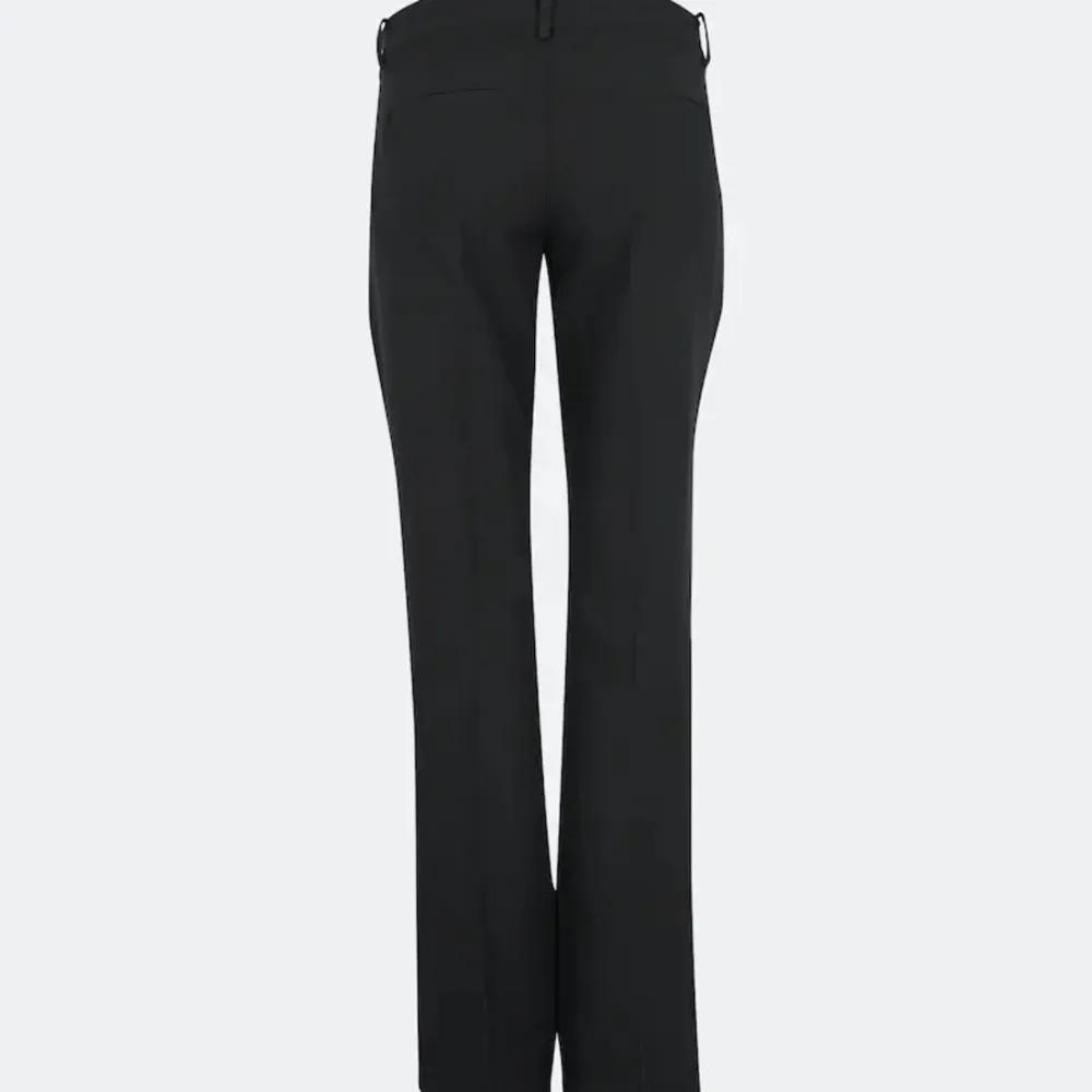 Säljer mina helt oanvända lågmidjade kostymbyxor från bikbok i modellen Vera! Väldigt små i storleken så skulle säga att de passar en strl 38-40!!💕. Jeans & Byxor.
