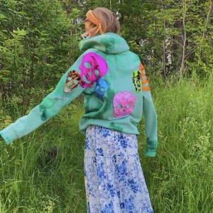 Godiset  - Säljer min jättevacker och unika hoodie från illbattingdesign. Helt oanvänd! 