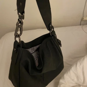 Suri frey väska - Säljer denna slutsålda väskan ifrån suri frey! Använd fåtal gånger i fint skick! 