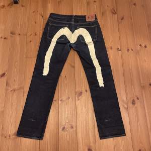 Vintage evisu jeans i väldigt bra skick Storlek 34x34 men sitter som 32W   Innerbenet: 80cm, 1/2 Midjan: 43cm,  Hela midjan: 86cm, Lår: 31cm, Dma för fler bilder och andra frågor