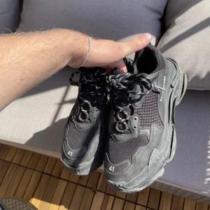 Balenciaga triple S - Balenciaga Triple S all black Storlek 41, sitter som 42-43 Skick 8/10 Ingen box men kvitto finns  Kan mötas runt Markaryd eller skickas Kan tänka mig byte mot Alexander Mcqueens