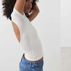 Topp med öppen rygg - Vit topp med öppen rygg från Gina tricot. Storlek S. Slutsåld! Säljer för 299kr+frakt