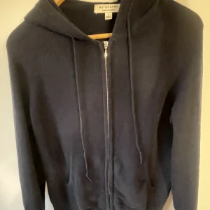 Kashmire tröja - Marinblå kashmir tröja med dragkedja. Använd många gånger men i fint skick.